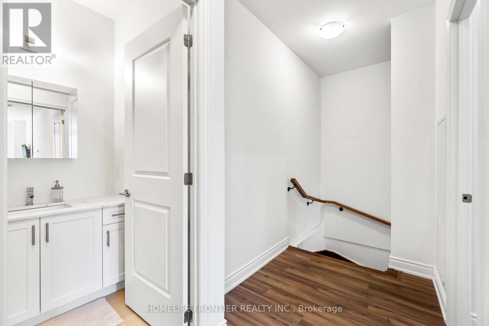 Th 102 - 9618 Yonge Street, Richmond Hill, Ontario  L4C 1V6 - Photo 15 - N12402048