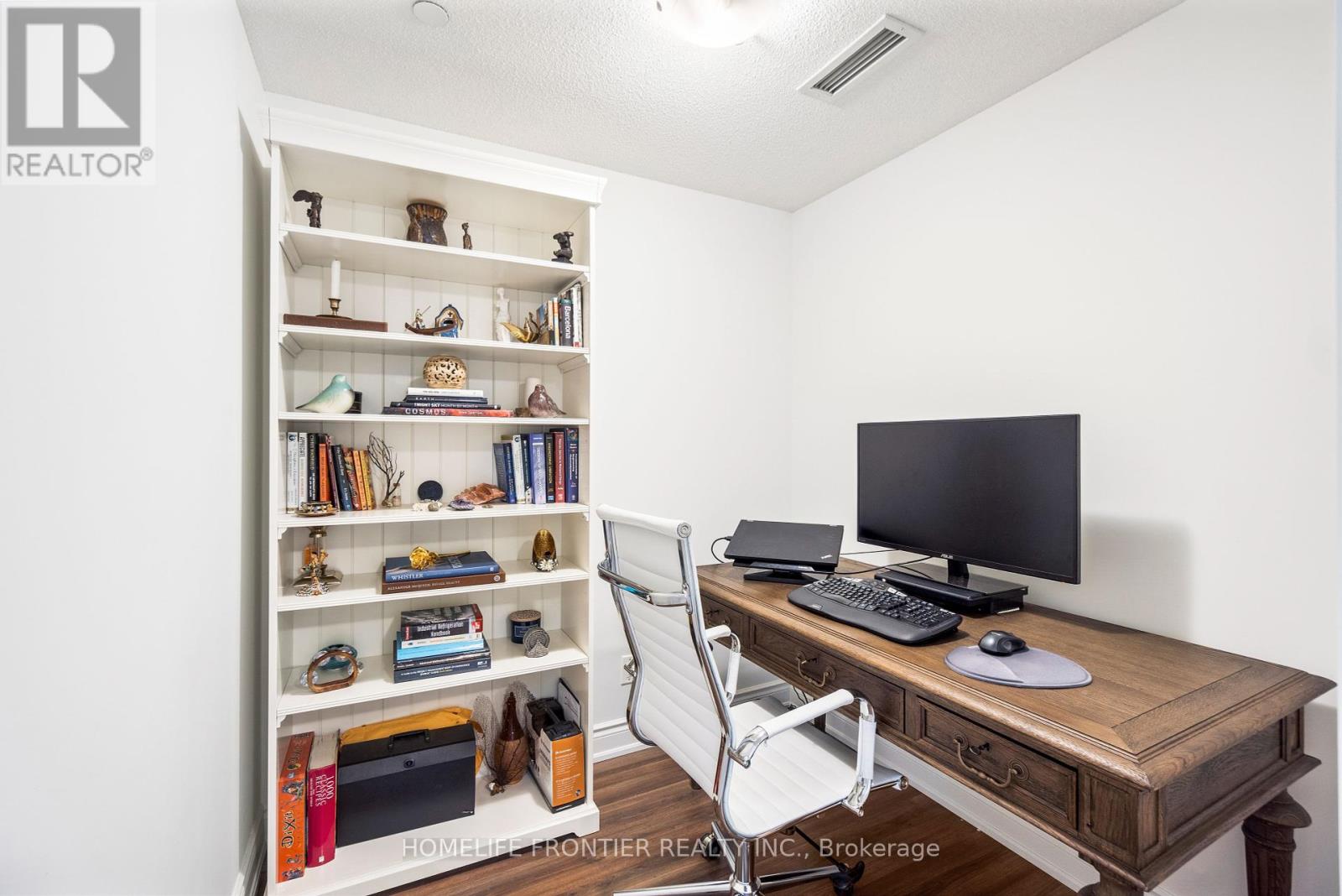 Th 102 - 9618 Yonge Street, Richmond Hill, Ontario  L4C 1V6 - Photo 2 - N12402048
