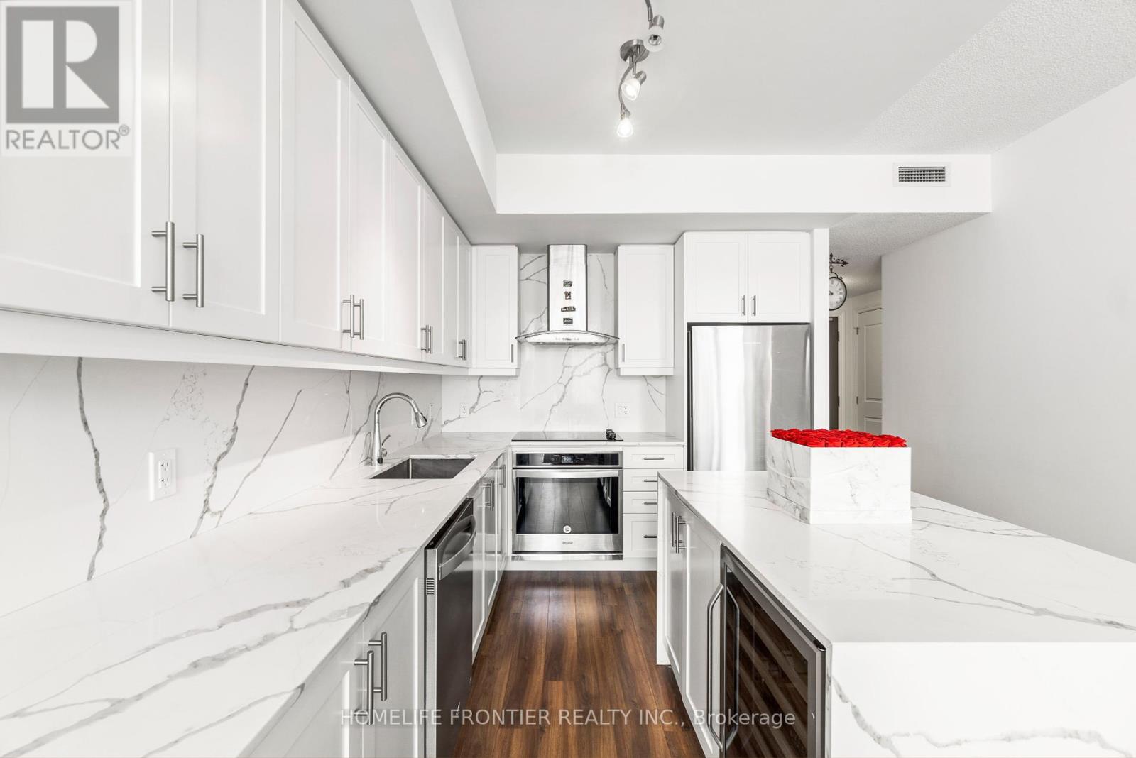 Th 102 - 9618 Yonge Street, Richmond Hill, Ontario  L4C 1V6 - Photo 4 - N12402048