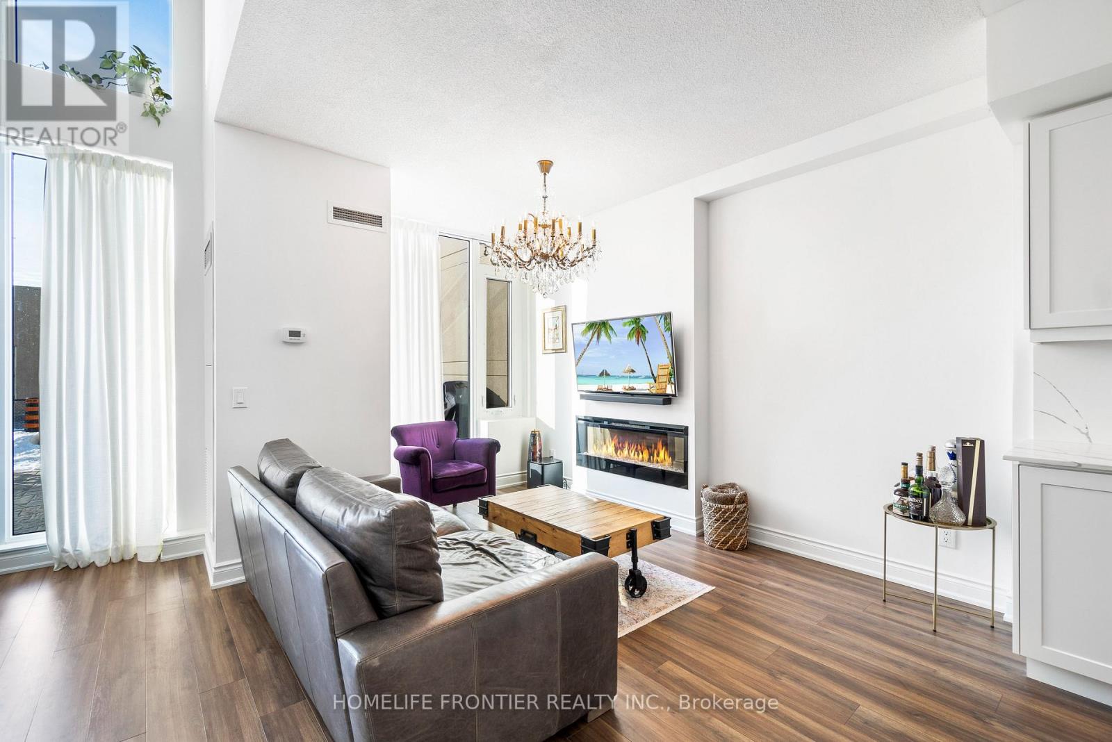Th 102 - 9618 Yonge Street, Richmond Hill, Ontario  L4C 1V6 - Photo 5 - N12402048