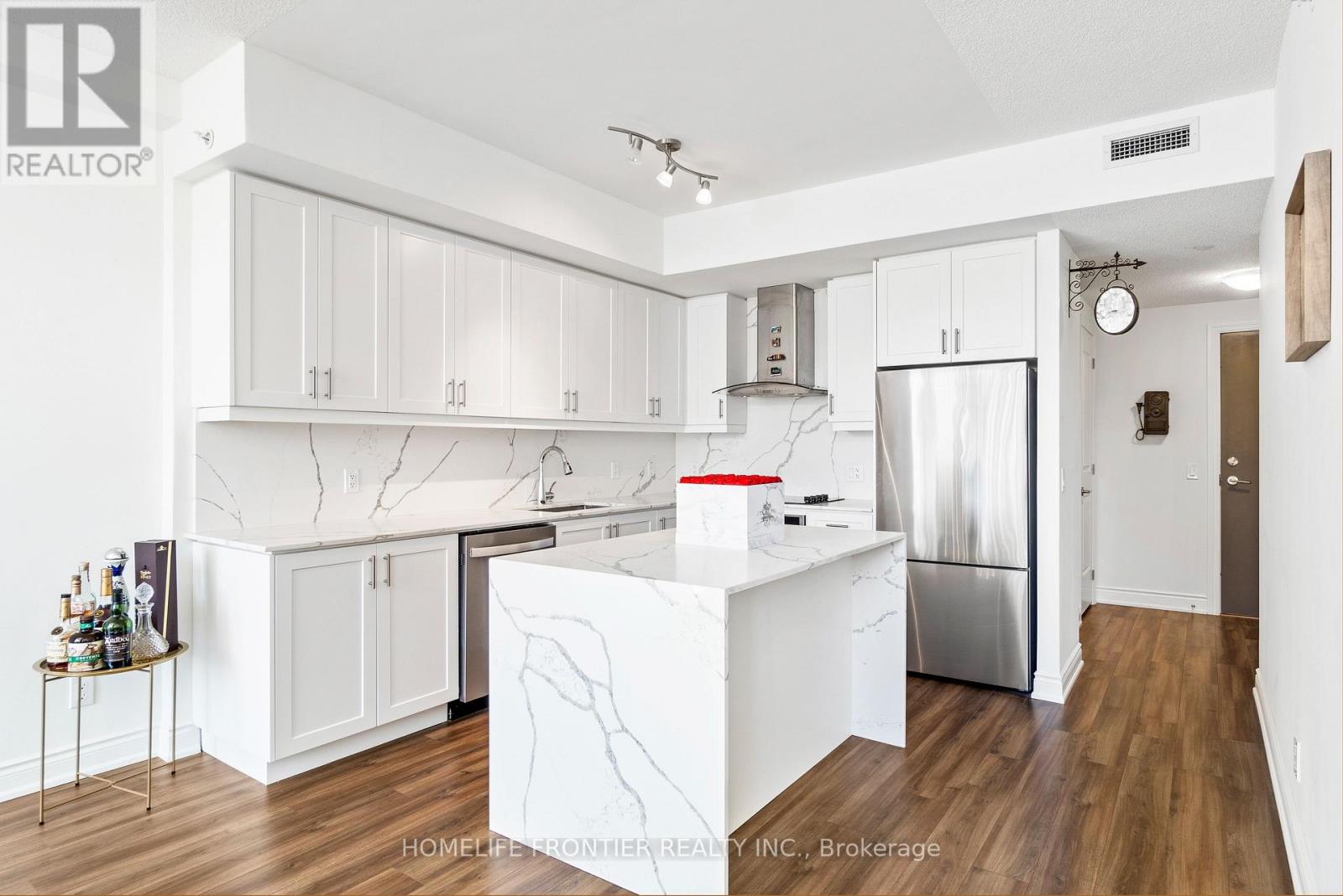 Th 102 - 9618 Yonge Street, Richmond Hill, Ontario  L4C 1V6 - Photo 6 - N12402048