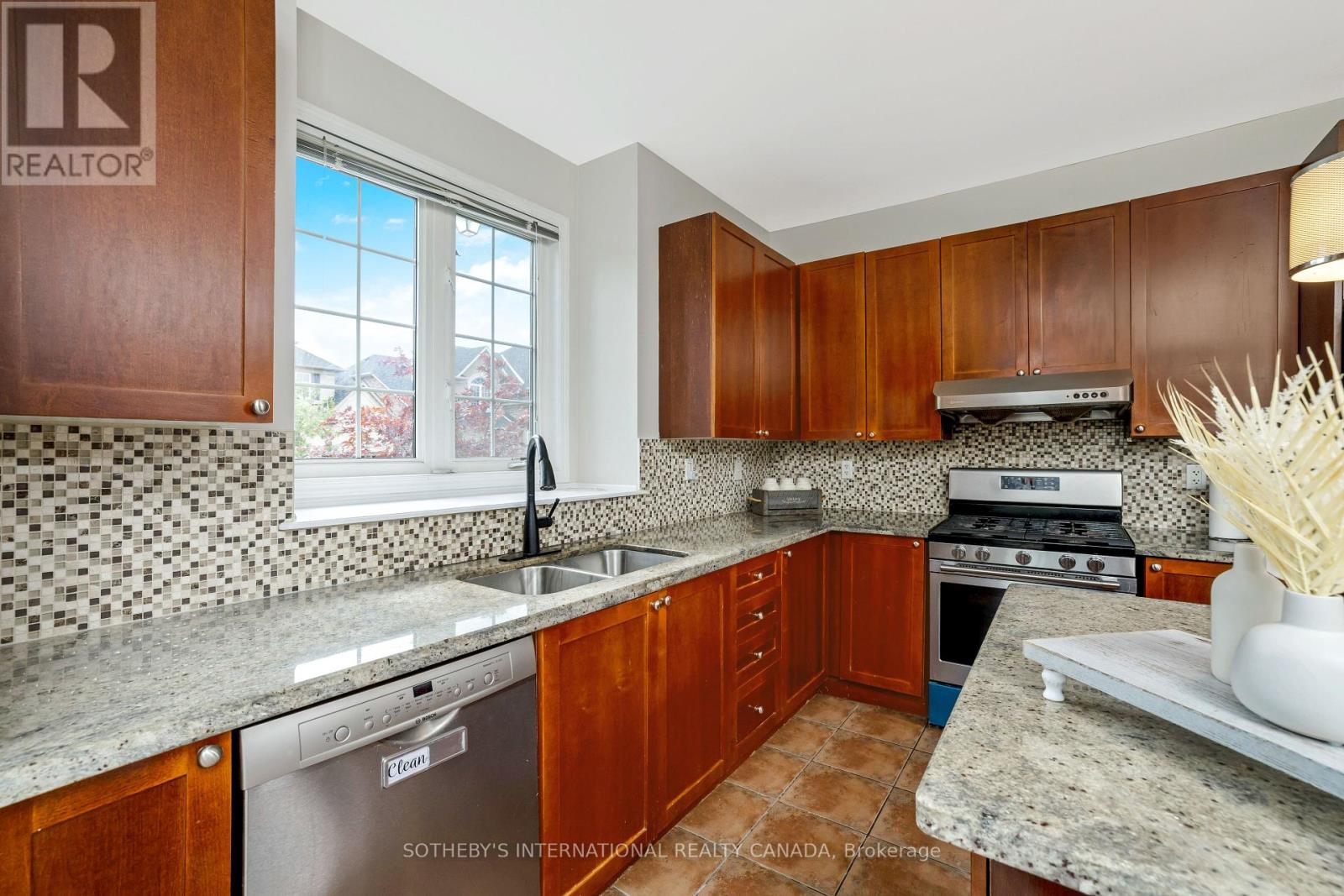 465 Cusick Circle, Milton, Ontario  L9T 0M9 - Photo 13 - W12402051