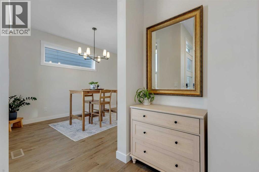 547 Rowmont Boulevard Nw, Calgary, Alberta  T3L 0G4 - Photo 4 - A2251329