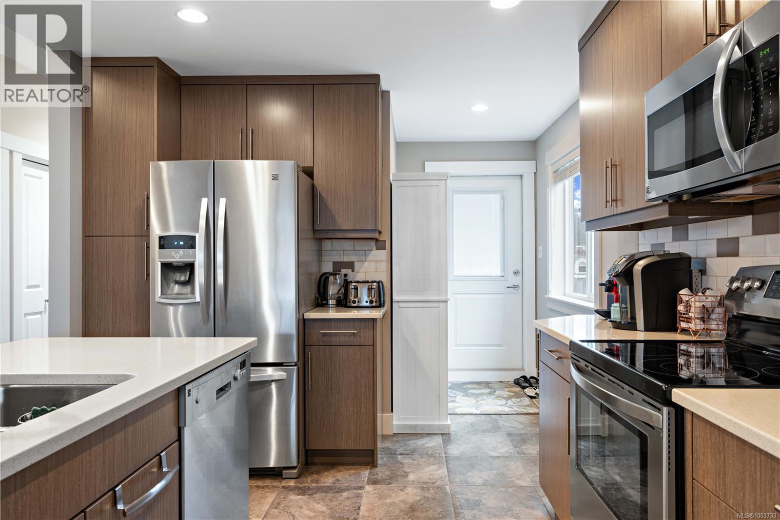 Property at 6028 Monashee Way image 3