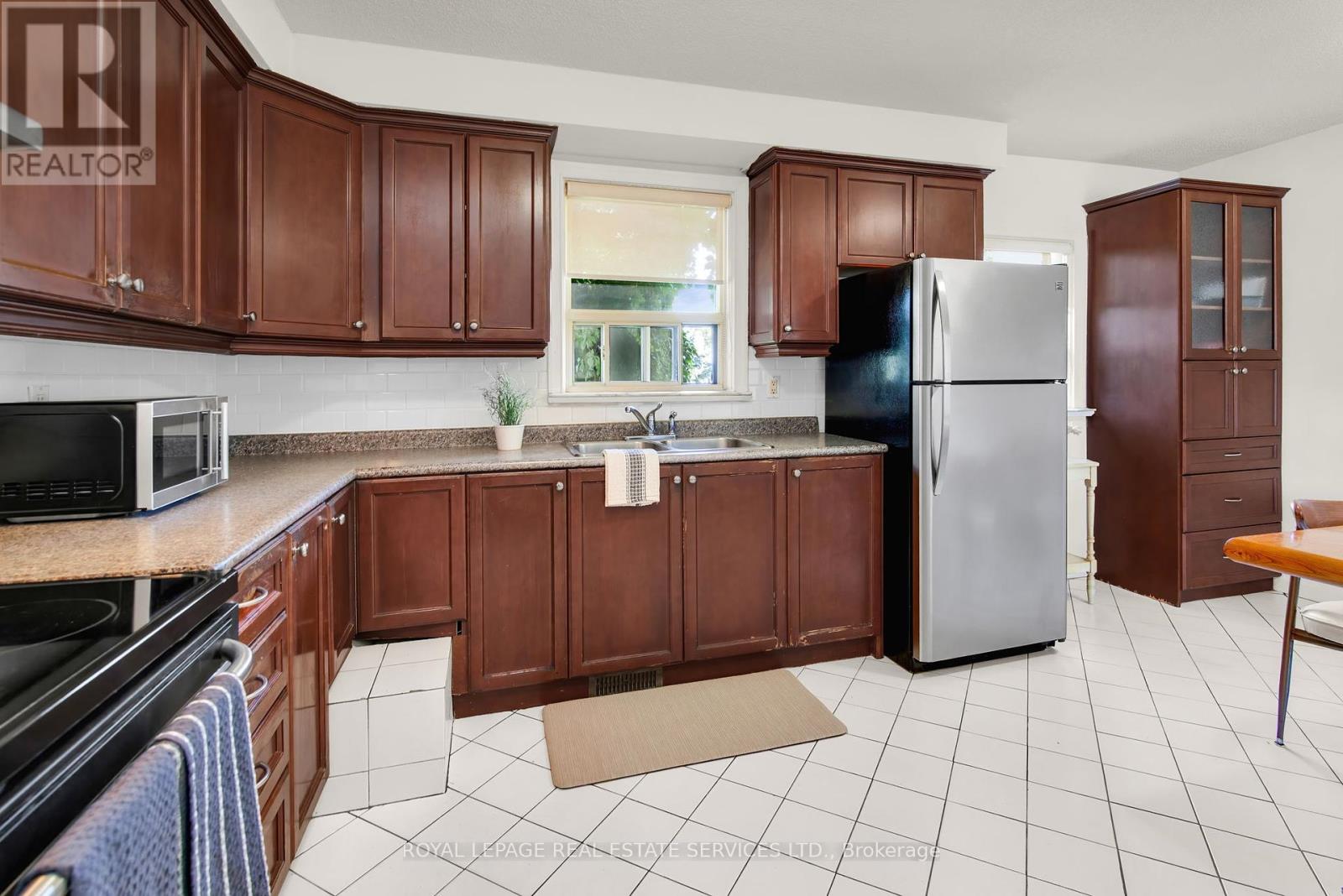16 Redfern Avenue, Toronto, Ontario  M3M 1L3 - Photo 11 - W12402080