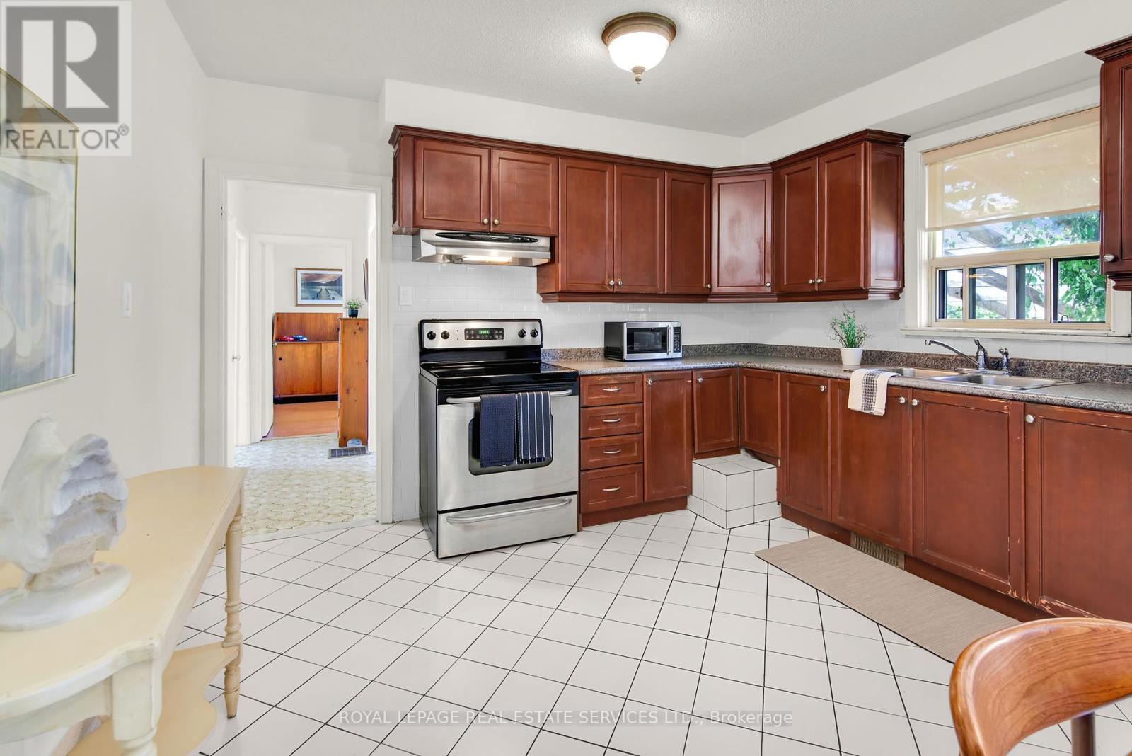 16 Redfern Avenue, Toronto, Ontario  M3M 1L3 - Photo 13 - W12402080