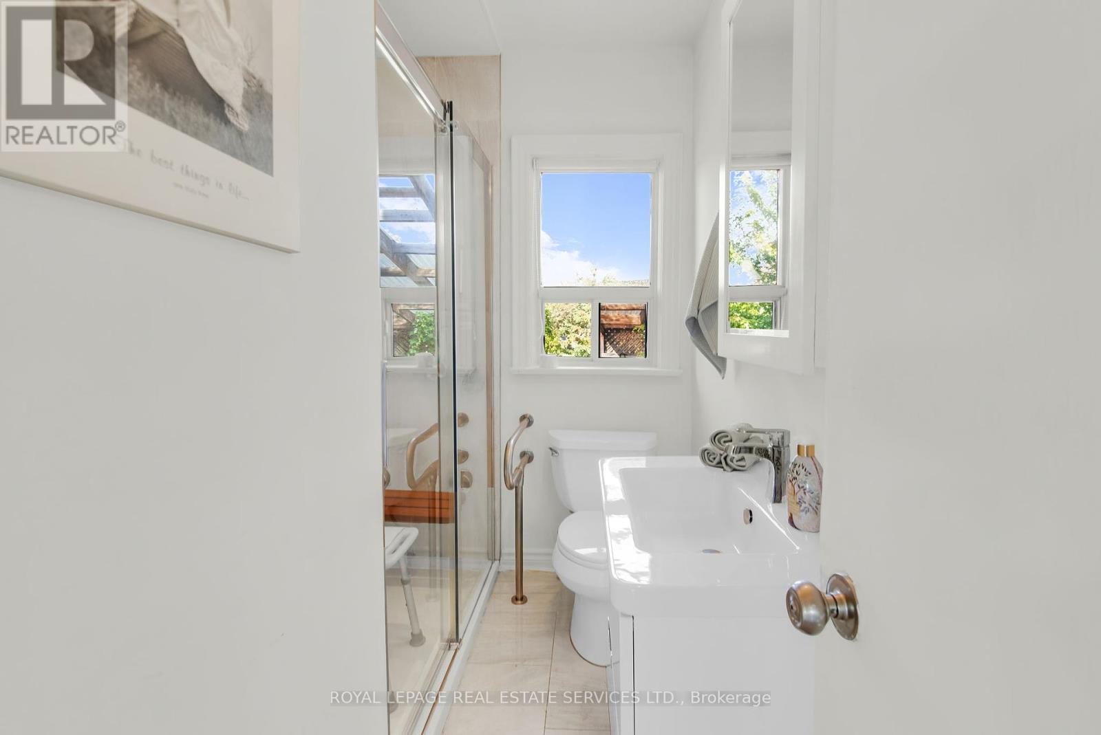 16 Redfern Avenue, Toronto, Ontario  M3M 1L3 - Photo 15 - W12402080