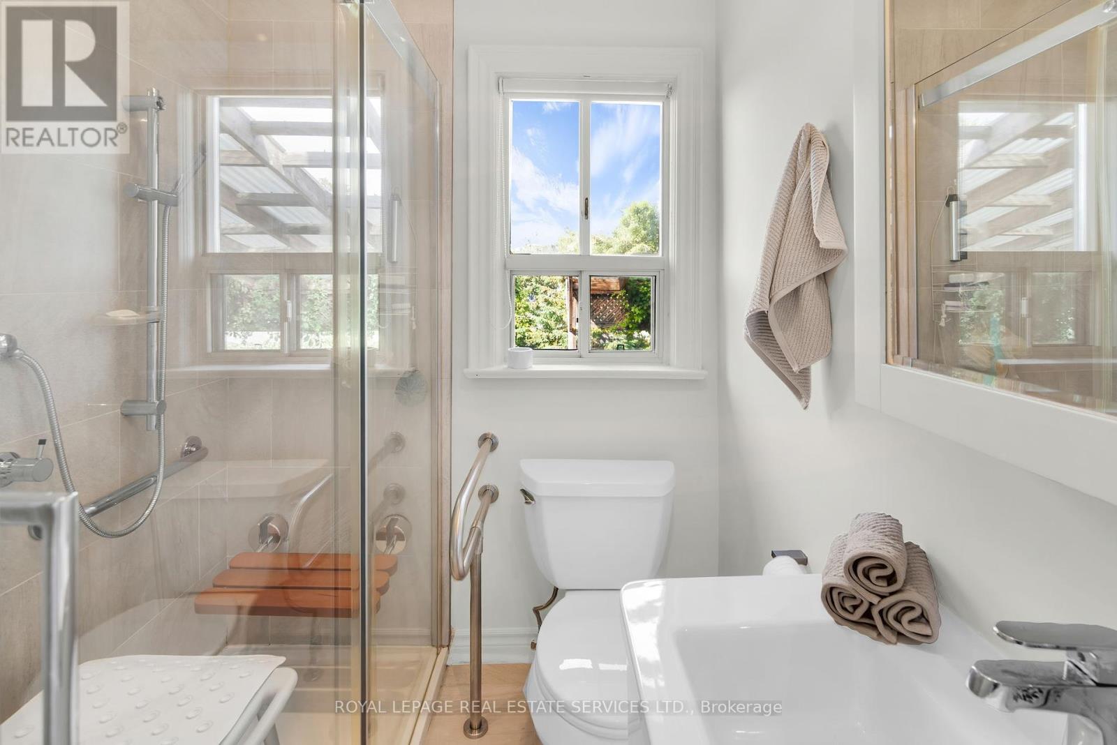 16 Redfern Avenue, Toronto, Ontario  M3M 1L3 - Photo 16 - W12402080