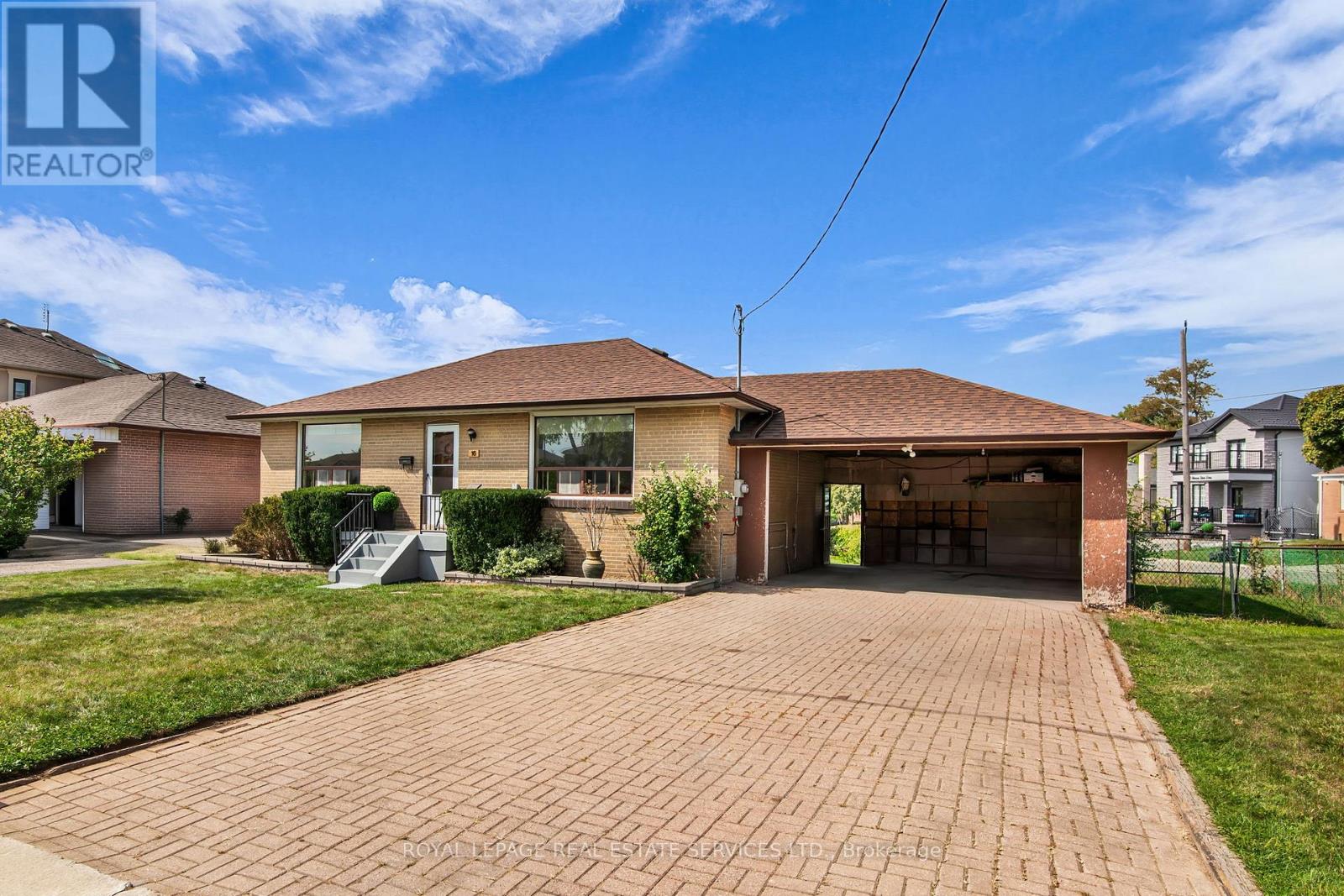 16 Redfern Avenue, Toronto, Ontario  M3M 1L3 - Photo 2 - W12402080