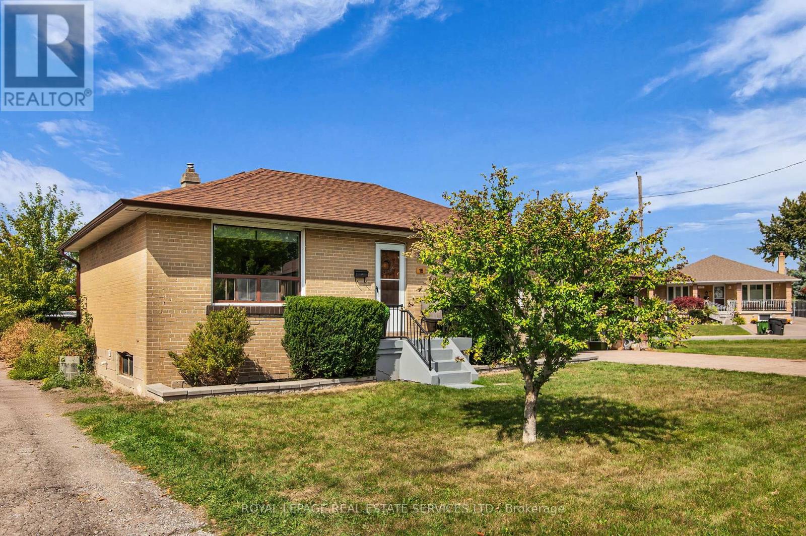 16 Redfern Avenue, Toronto, Ontario  M3M 1L3 - Photo 3 - W12402080