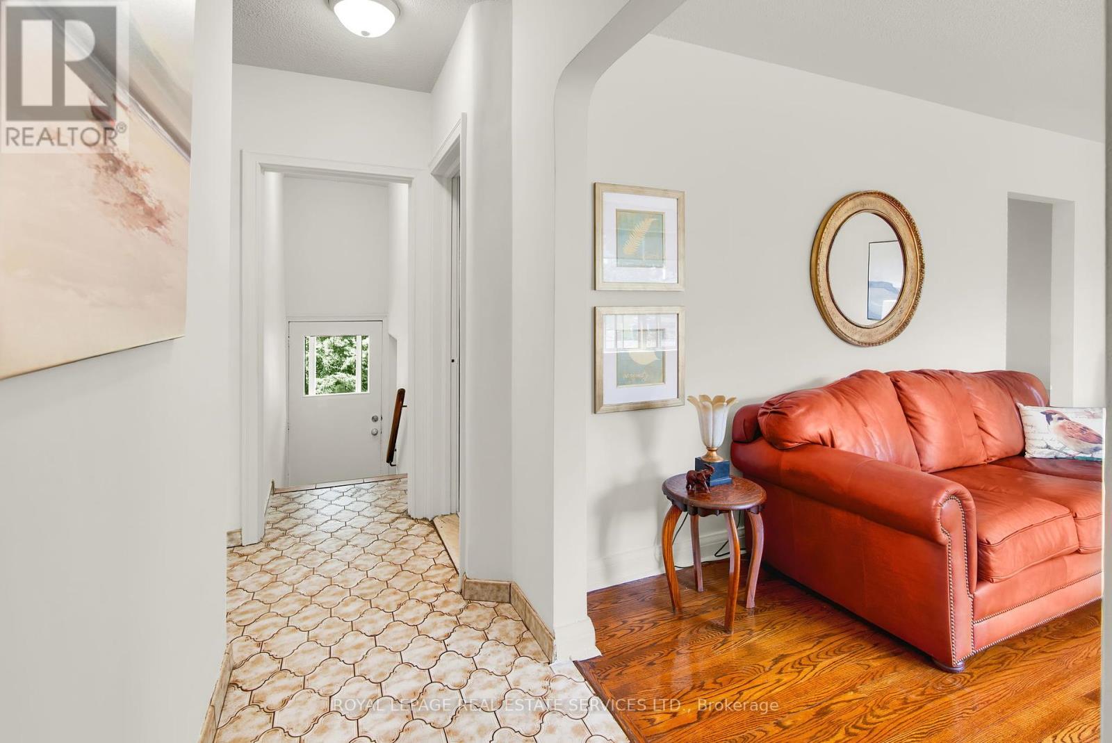16 Redfern Avenue, Toronto, Ontario  M3M 1L3 - Photo 5 - W12402080