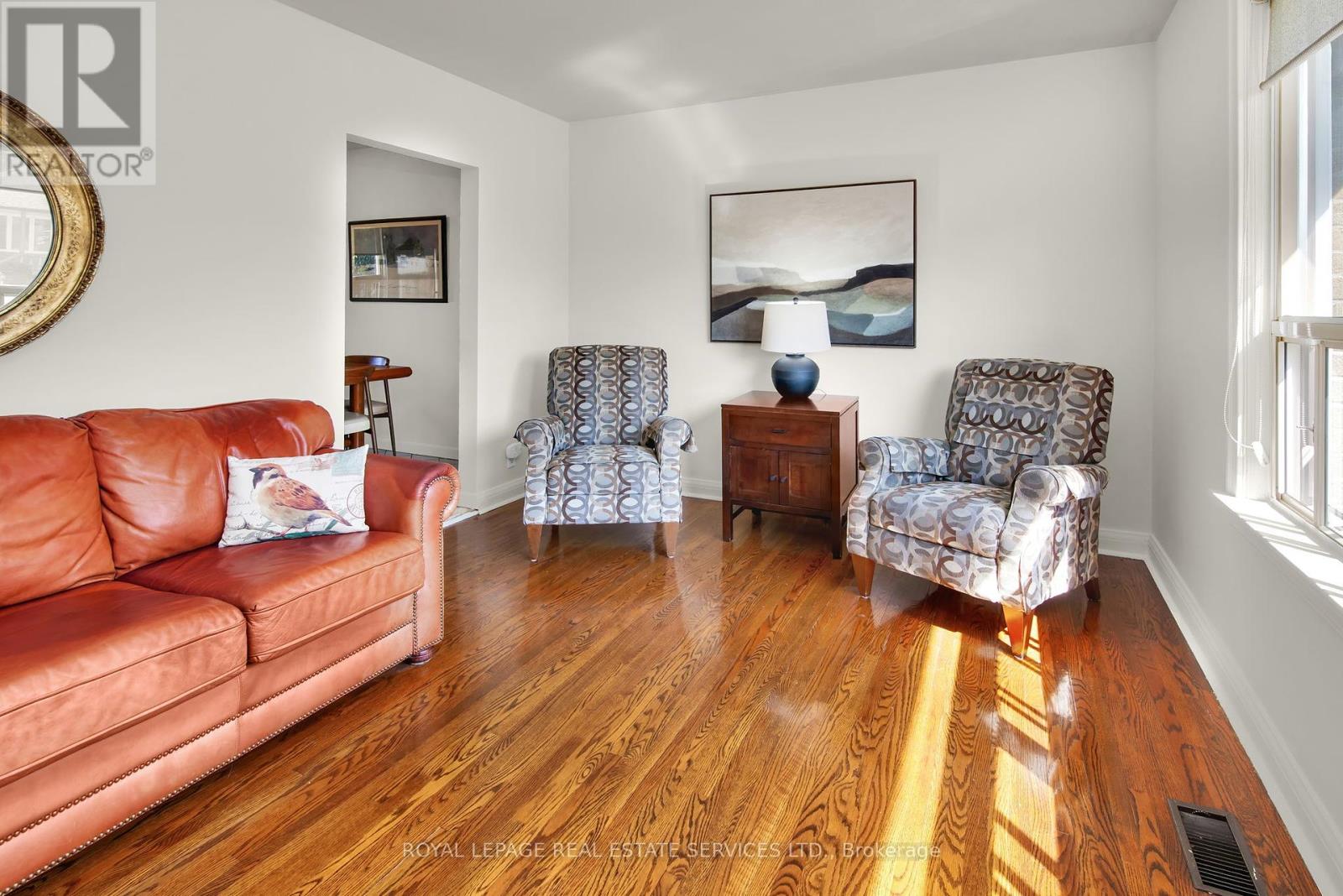 16 Redfern Avenue, Toronto, Ontario  M3M 1L3 - Photo 7 - W12402080