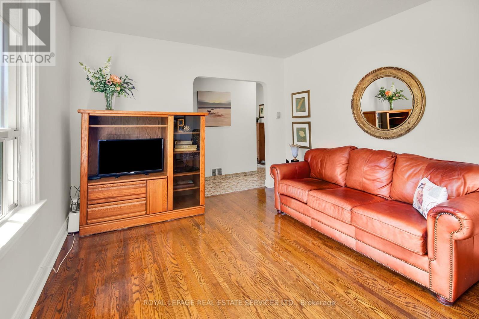 16 Redfern Avenue, Toronto, Ontario  M3M 1L3 - Photo 8 - W12402080