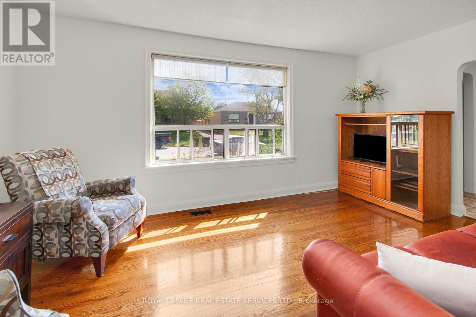 16 Redfern Avenue, Toronto, Ontario  M3M 1L3 - Photo 9 - W12402080