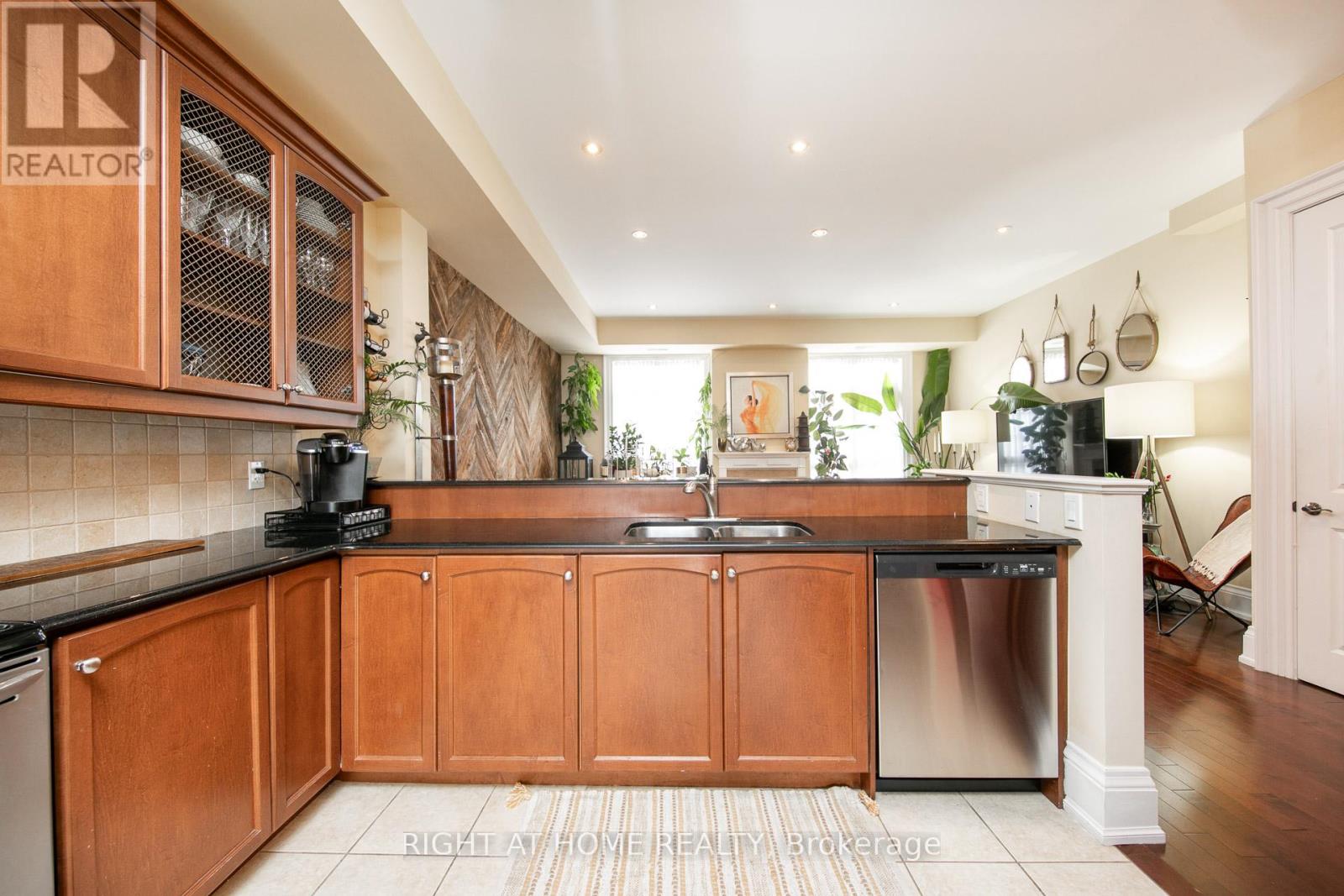 10 - 120 Bronte Road, Oakville, Ontario  L6L 3C1 - Photo 11 - W12401440