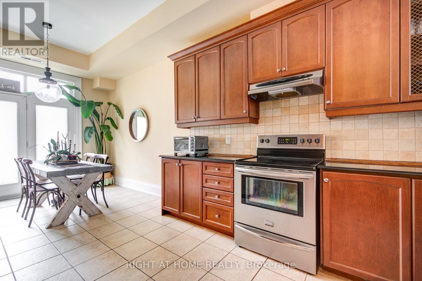 10 - 120 Bronte Road, Oakville, Ontario  L6L 3C1 - Photo 12 - W12401440