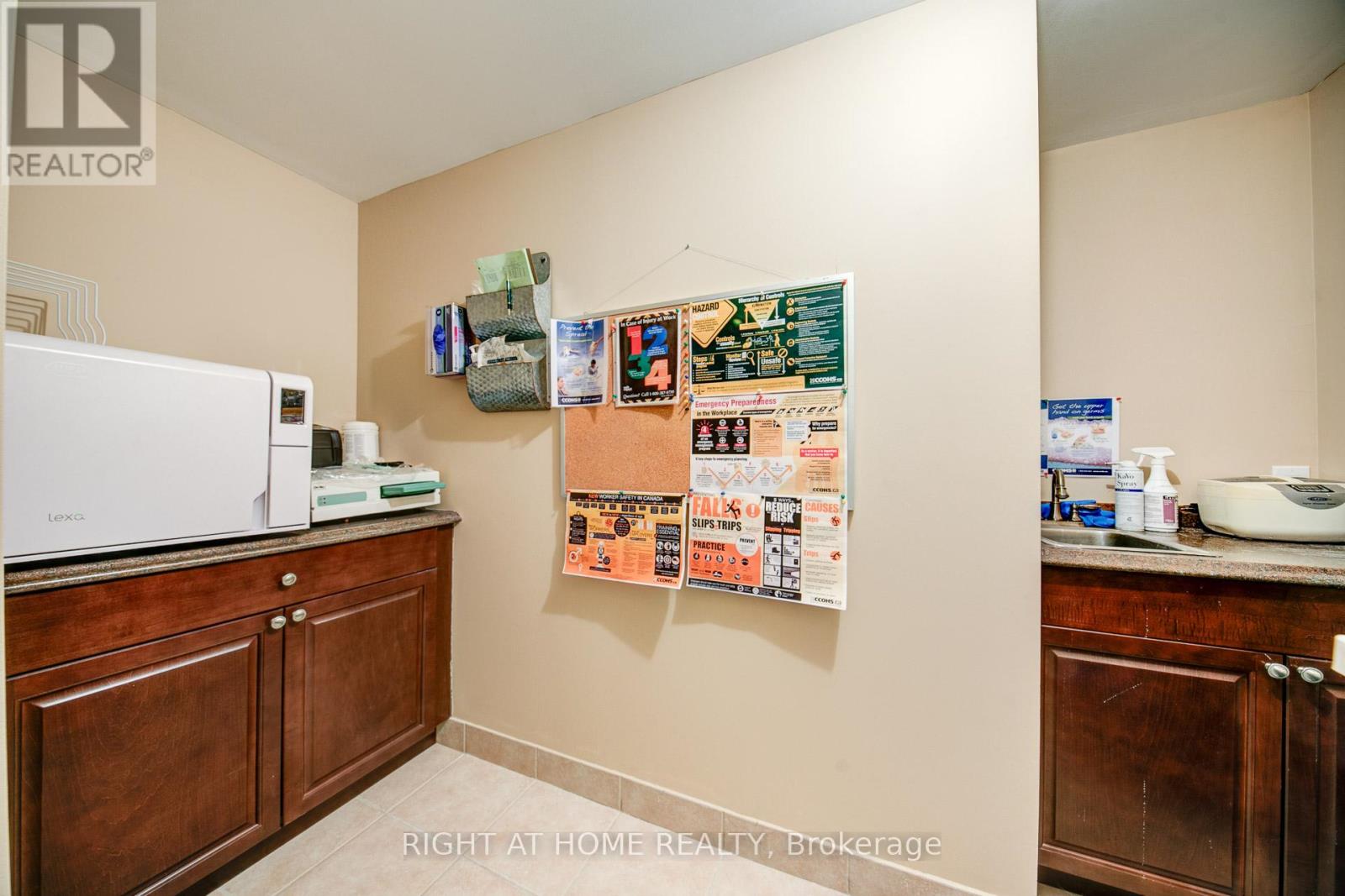 10 - 120 Bronte Road, Oakville, Ontario  L6L 3C1 - Photo 38 - W12401440