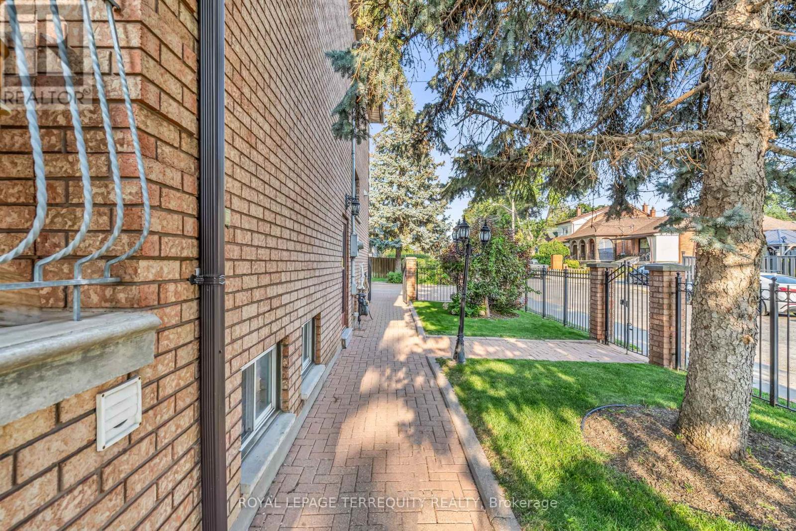 531 Lauder Avenue, Toronto, Ontario  M6E 3J5 - Photo 25 - C12396429