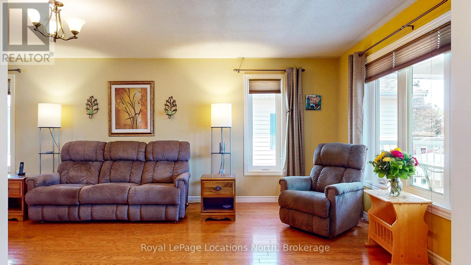 20 Illinois Crescent, Wasaga Beach, Ontario  L9Z 3A8 - Photo 2 - S12402201