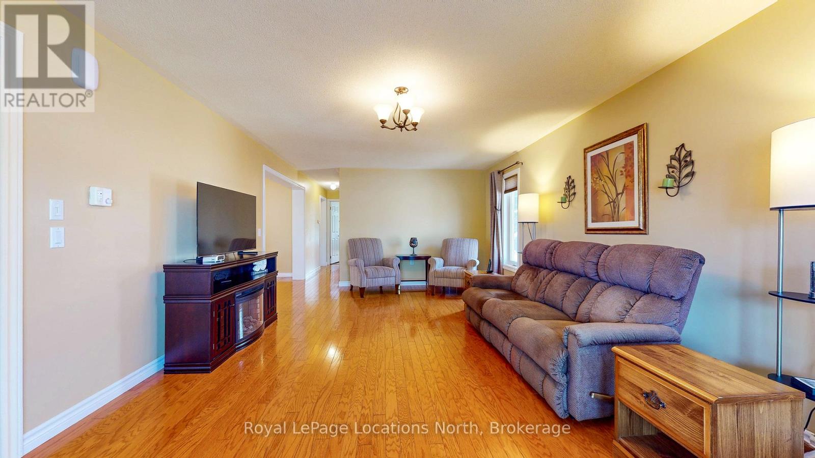 20 Illinois Crescent, Wasaga Beach, Ontario  L9Z 3A8 - Photo 4 - S12402201