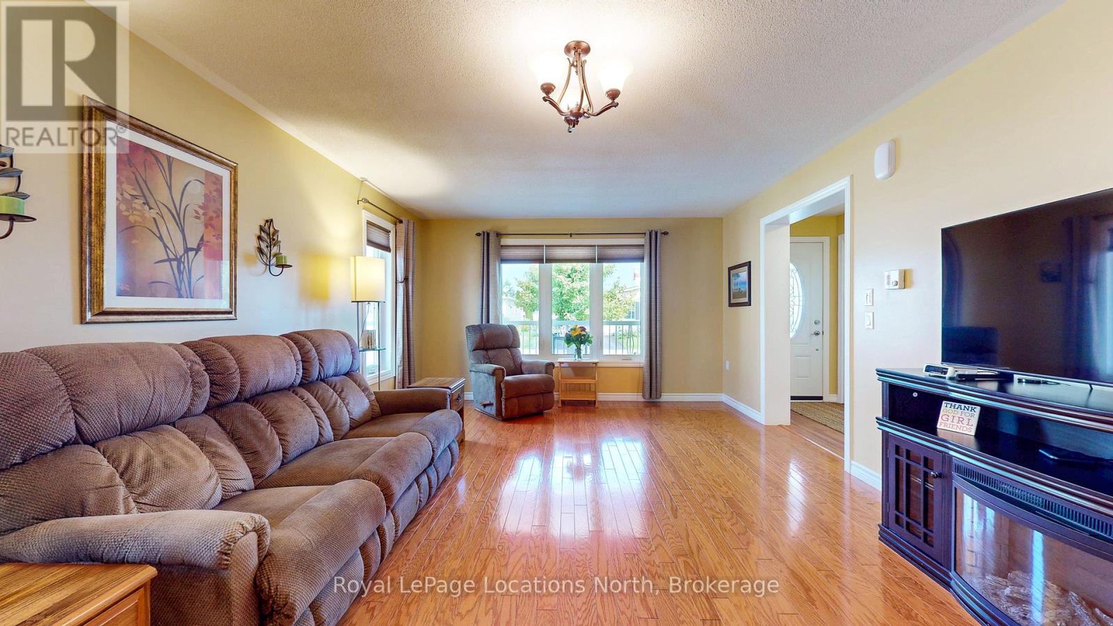 20 Illinois Crescent, Wasaga Beach, Ontario  L9Z 3A8 - Photo 7 - S12402201