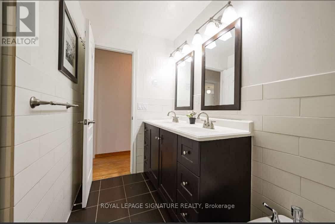 570 Louis Drive, Mississauga, Ontario  L5B 2N2 - Photo 6 - W12402181