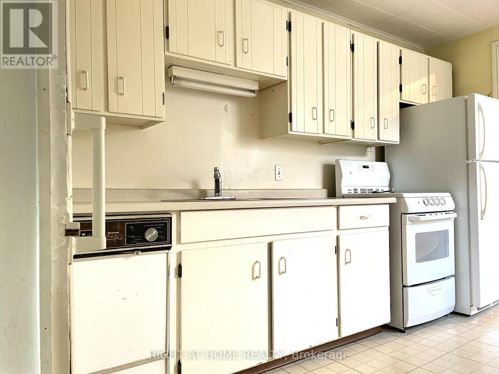 389 Lincoln Street, Welland (Lincoln/crowland), Ontario  L3B 4N6 - Photo 4 - X12402187