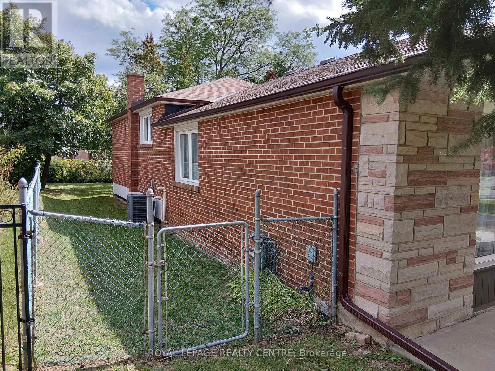 35 Aintree Crescent, Brampton, Ontario  L6T 2T2 - Photo 31 - W12373347