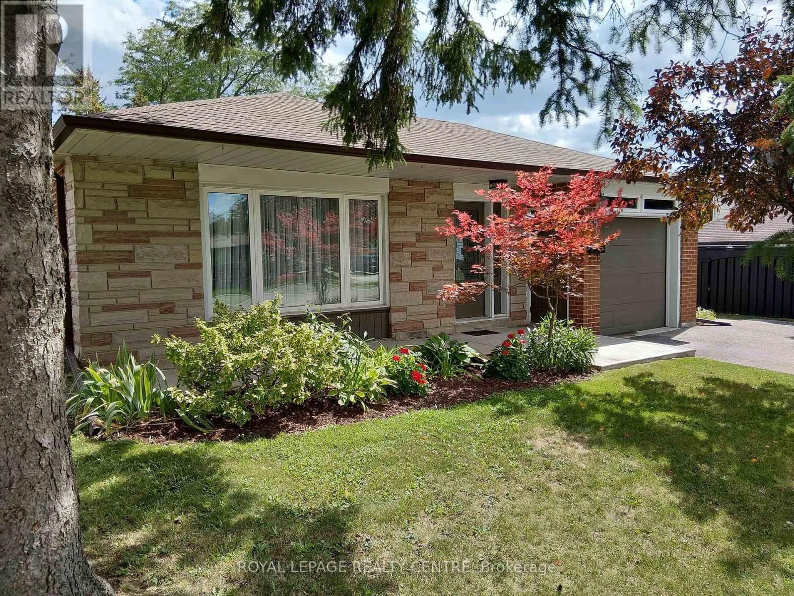 35 Aintree Crescent, Brampton, Ontario  L6T 2T2 - Photo 2 - W12373347