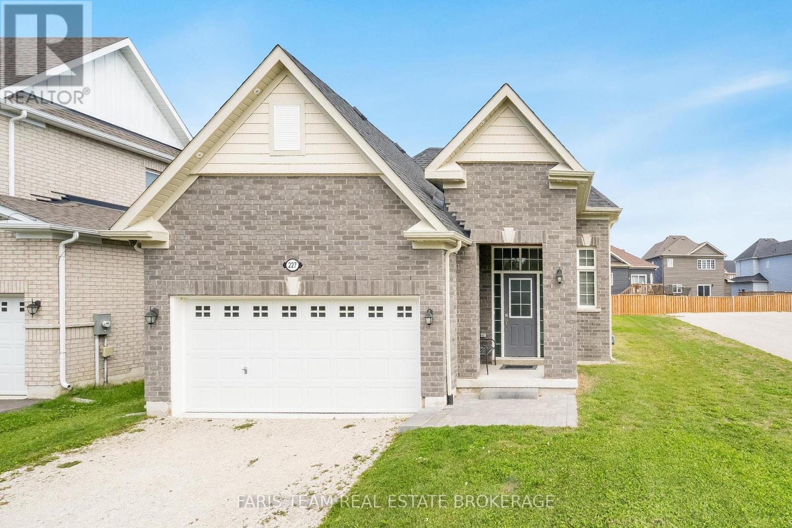 Property at 227 MOWAT STREET N image 3