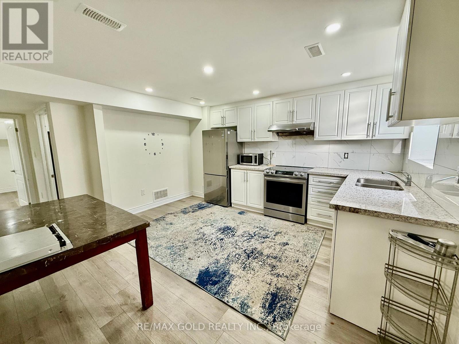 14 Divers Road, Brampton, Ontario  L7A 5C8 - Photo 2 - W12402232