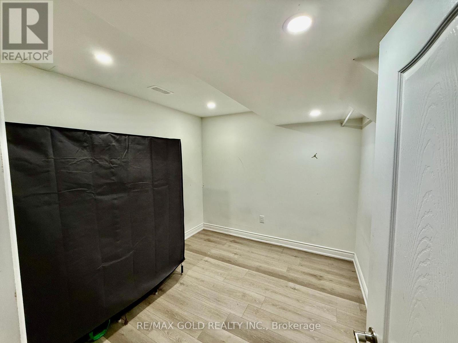 14 Divers Road, Brampton, Ontario  L7A 5C8 - Photo 9 - W12402232