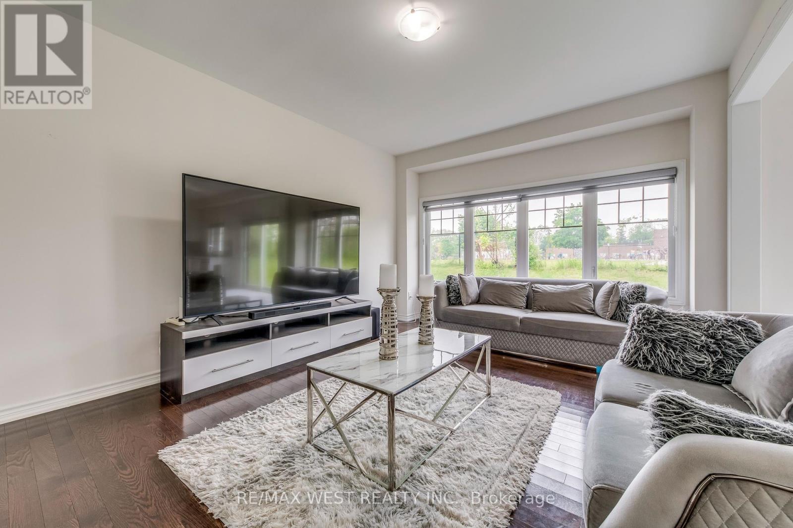 286 Danny Wheeler Boulevard, Georgina, Ontario  L4P 0J9 - Photo 12 - N12402278