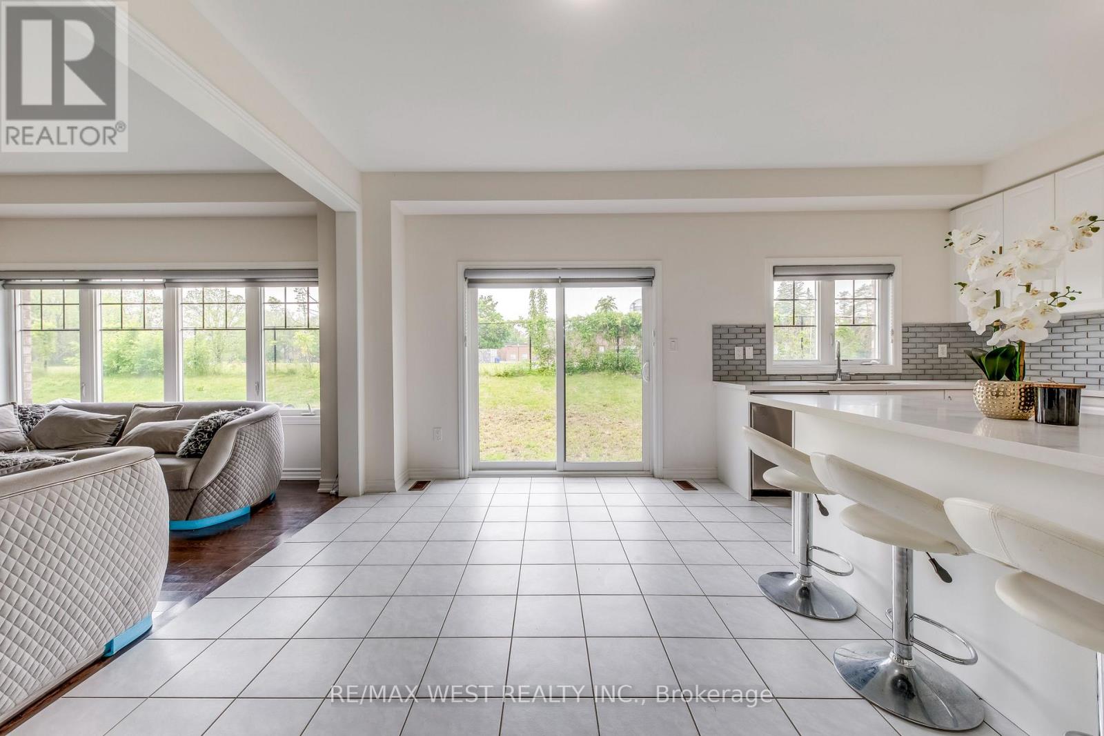 286 Danny Wheeler Boulevard, Georgina, Ontario  L4P 0J9 - Photo 15 - N12402278