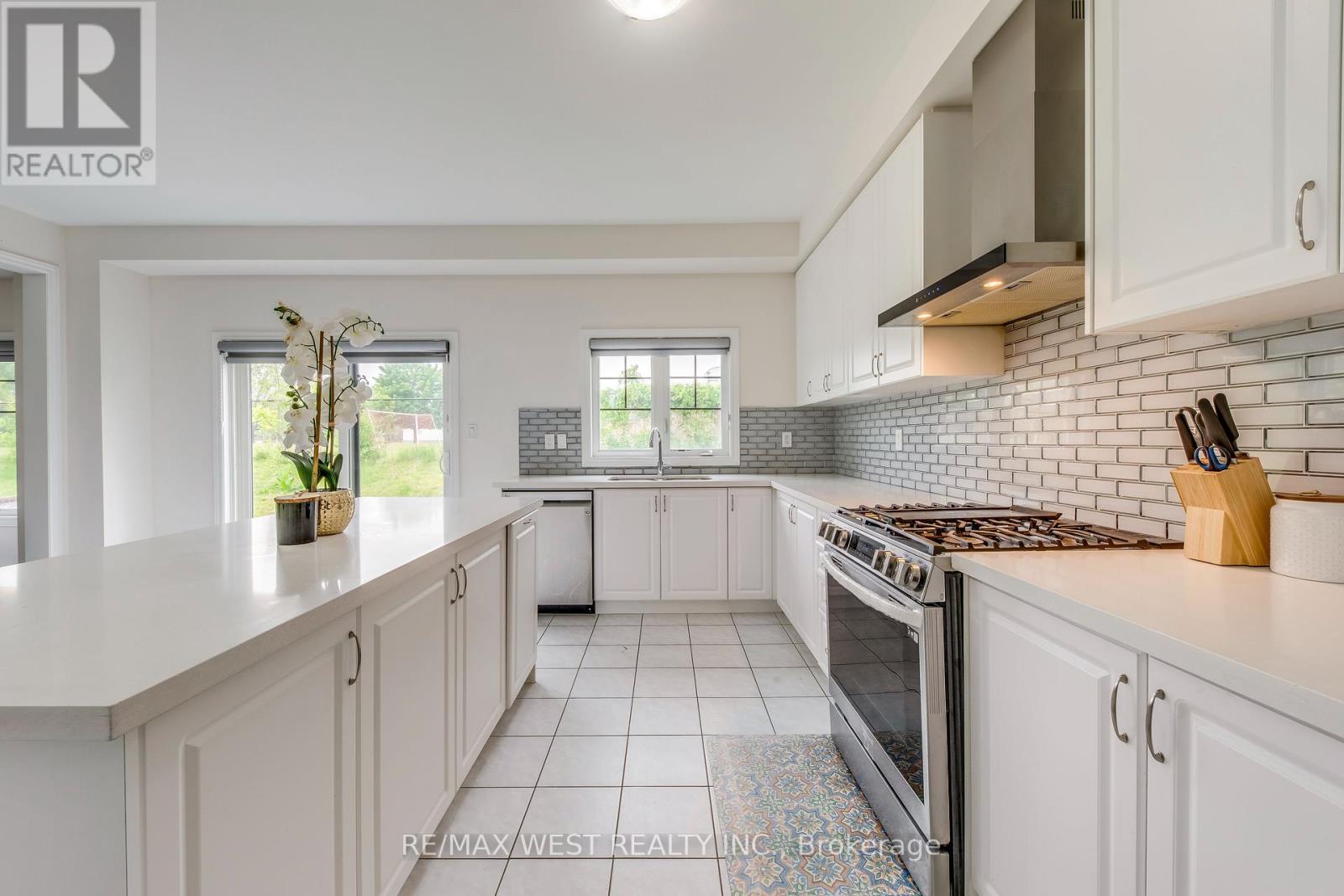 286 Danny Wheeler Boulevard, Georgina, Ontario  L4P 0J9 - Photo 19 - N12402278