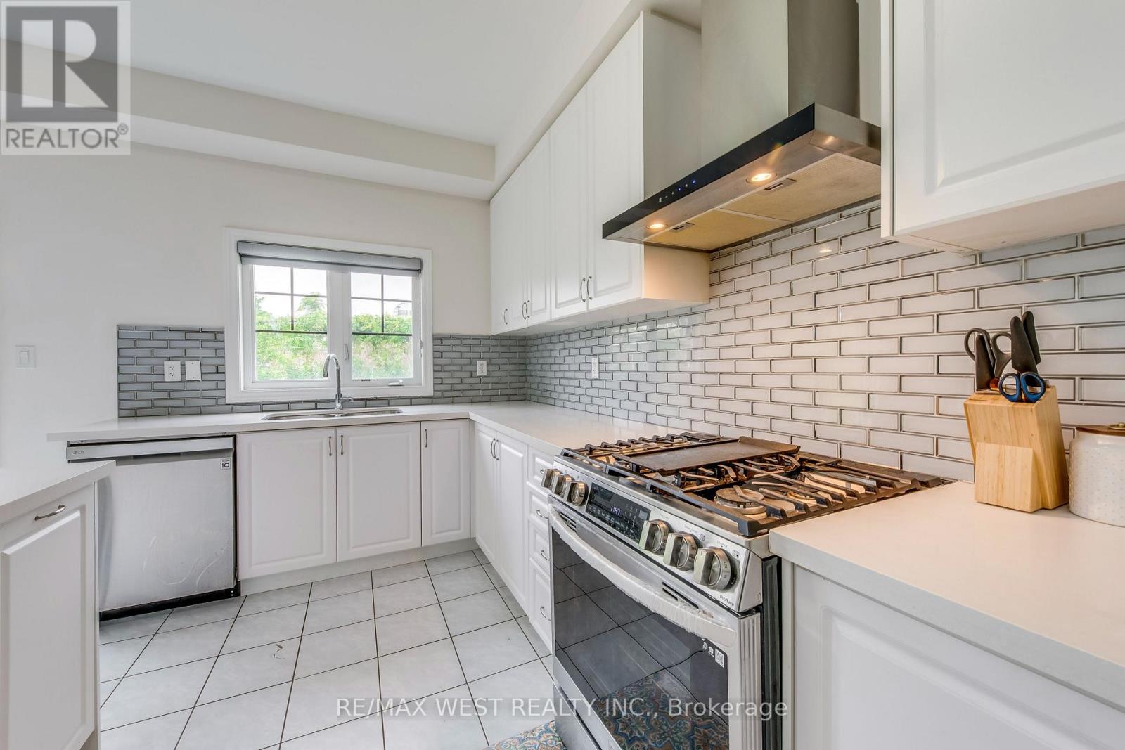 286 Danny Wheeler Boulevard, Georgina, Ontario  L4P 0J9 - Photo 20 - N12402278