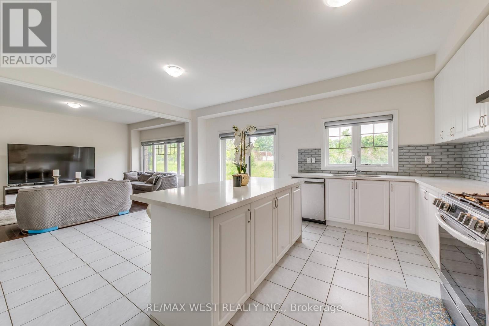 286 Danny Wheeler Boulevard, Georgina, Ontario  L4P 0J9 - Photo 21 - N12402278