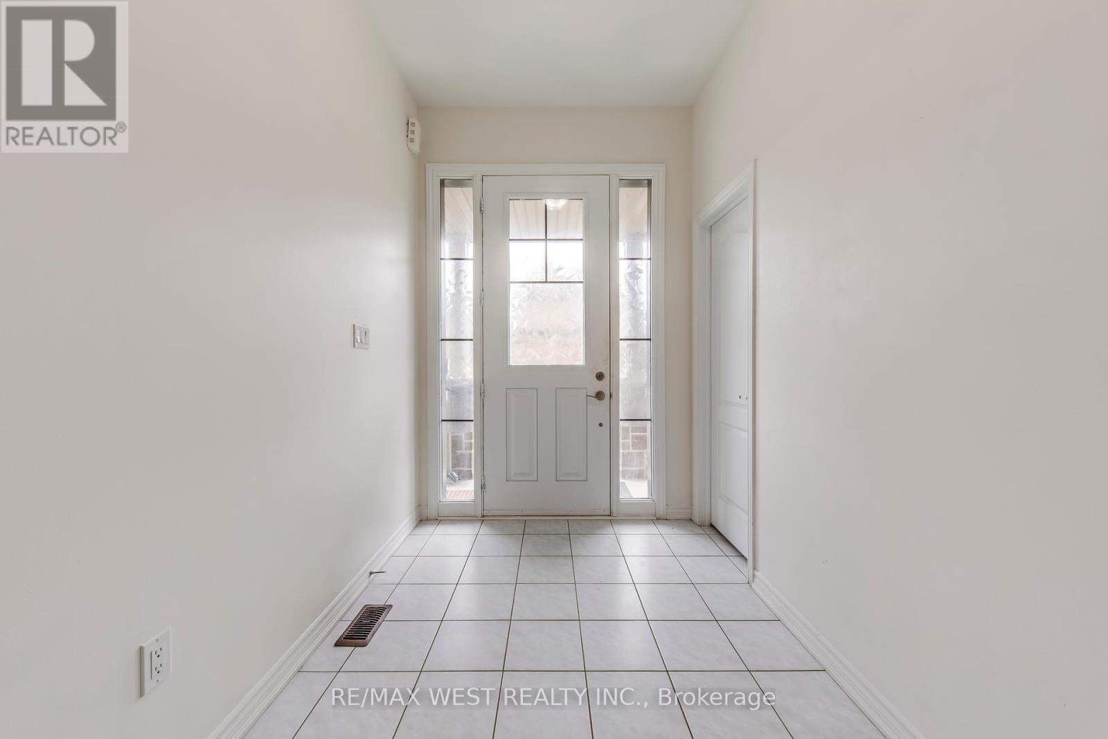 286 Danny Wheeler Boulevard, Georgina, Ontario  L4P 0J9 - Photo 4 - N12402278