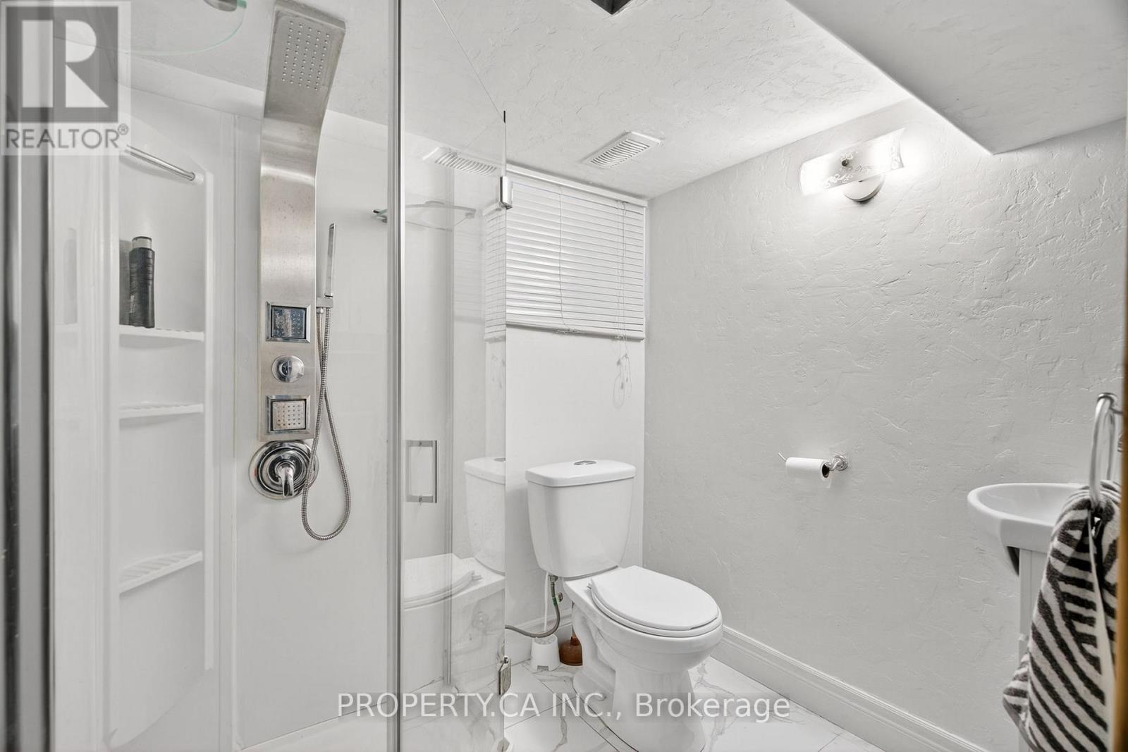 358 Mcroberts Avenue, Toronto (Caledonia-Fairbank), Ontario  M6E 4P9 - Photo 15 - W12402286