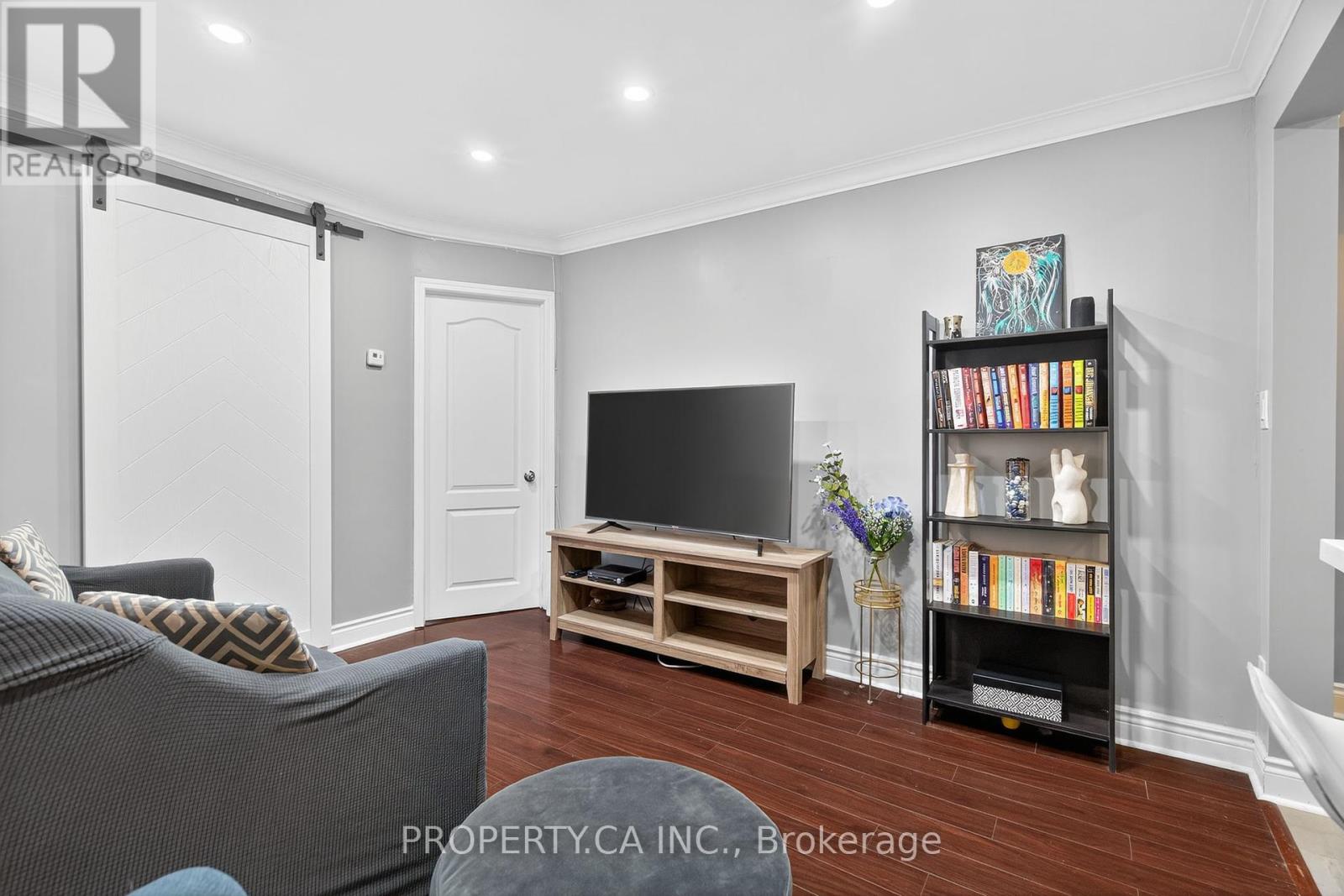 358 Mcroberts Avenue, Toronto (Caledonia-Fairbank), Ontario  M6E 4P9 - Photo 4 - W12402286