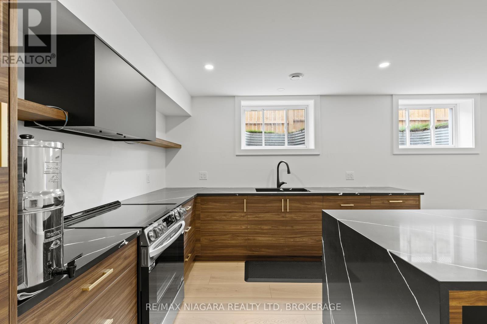 637 Buffalo Road, Fort Erie (Crescent Park), Ontario  L2A 5G7 - Photo 28 - X12402328