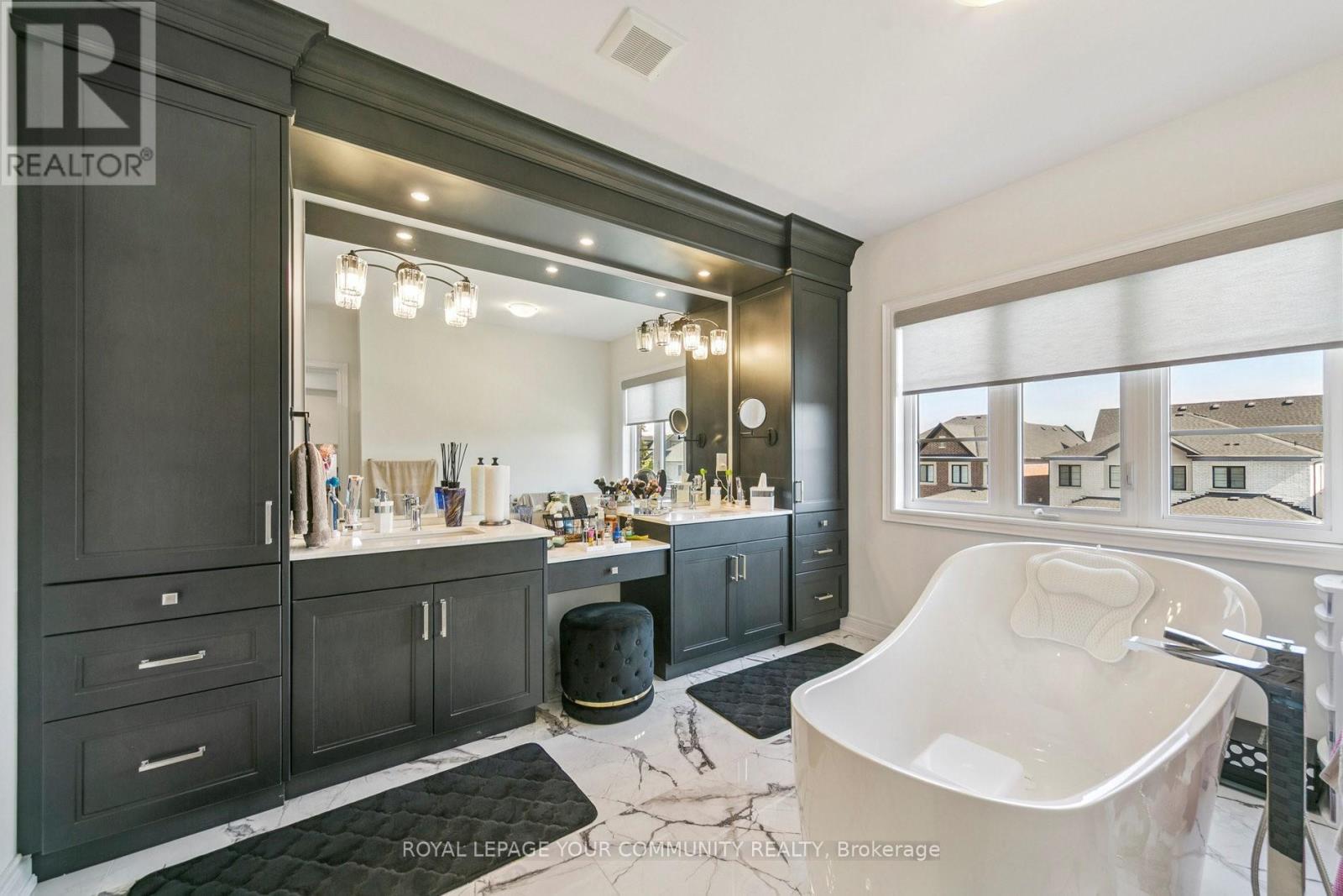 2401 Irene Crescent, Oakville (Ga Glen Abbey), Ontario  L6M 5M5 - Photo 12 - W12400512