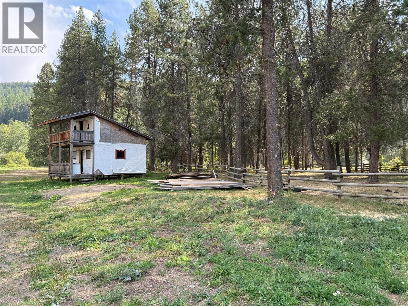 8495 3 Highway, Yahk, British Columbia  V0B 2P0 - Photo 28 - 10362640