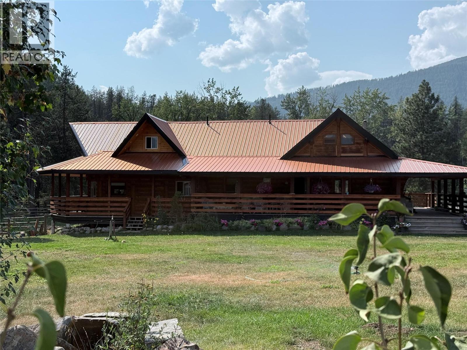 8495 3 Highway, Yahk, British Columbia  V0B 2P0 - Photo 3 - 10362640