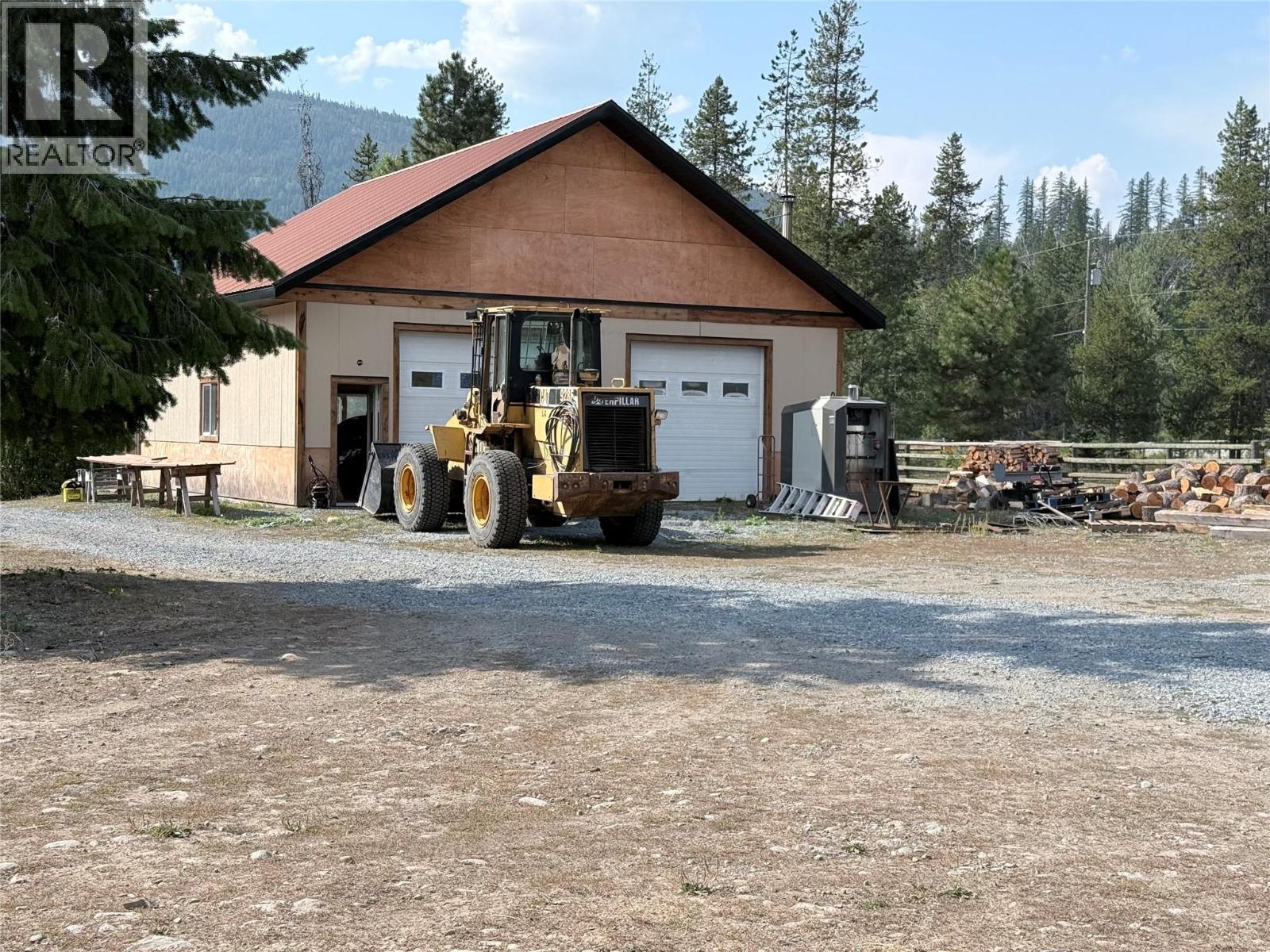 8495 3 Highway, Yahk, British Columbia  V0B 2P0 - Photo 8 - 10362640