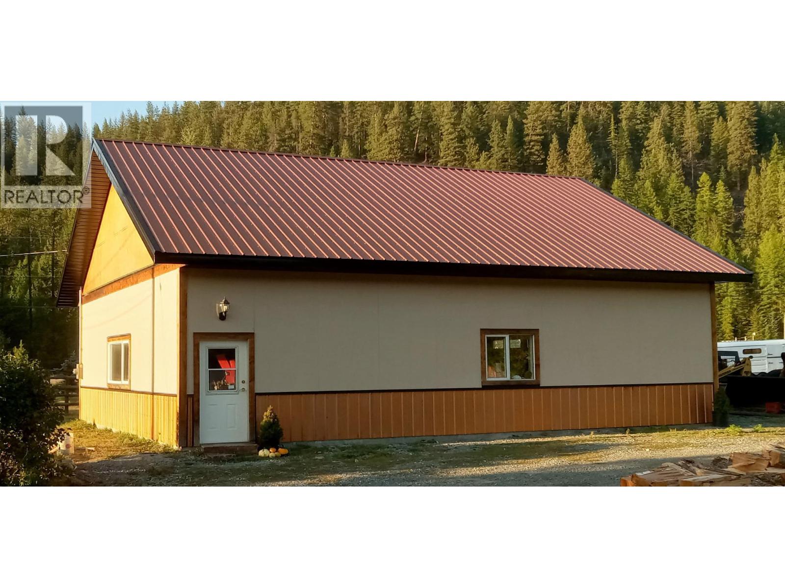 8495 3 Highway, Yahk, British Columbia  V0B 2P0 - Photo 7 - 10362640