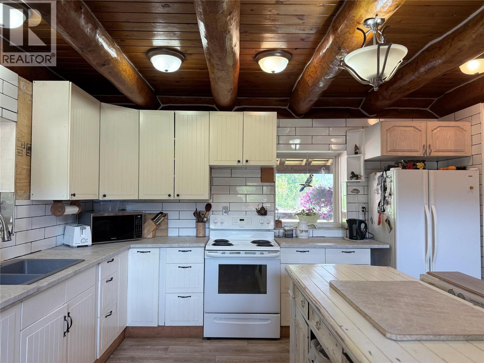 8495 3 Highway, Yahk, British Columbia  V0B 2P0 - Photo 35 - 10362640