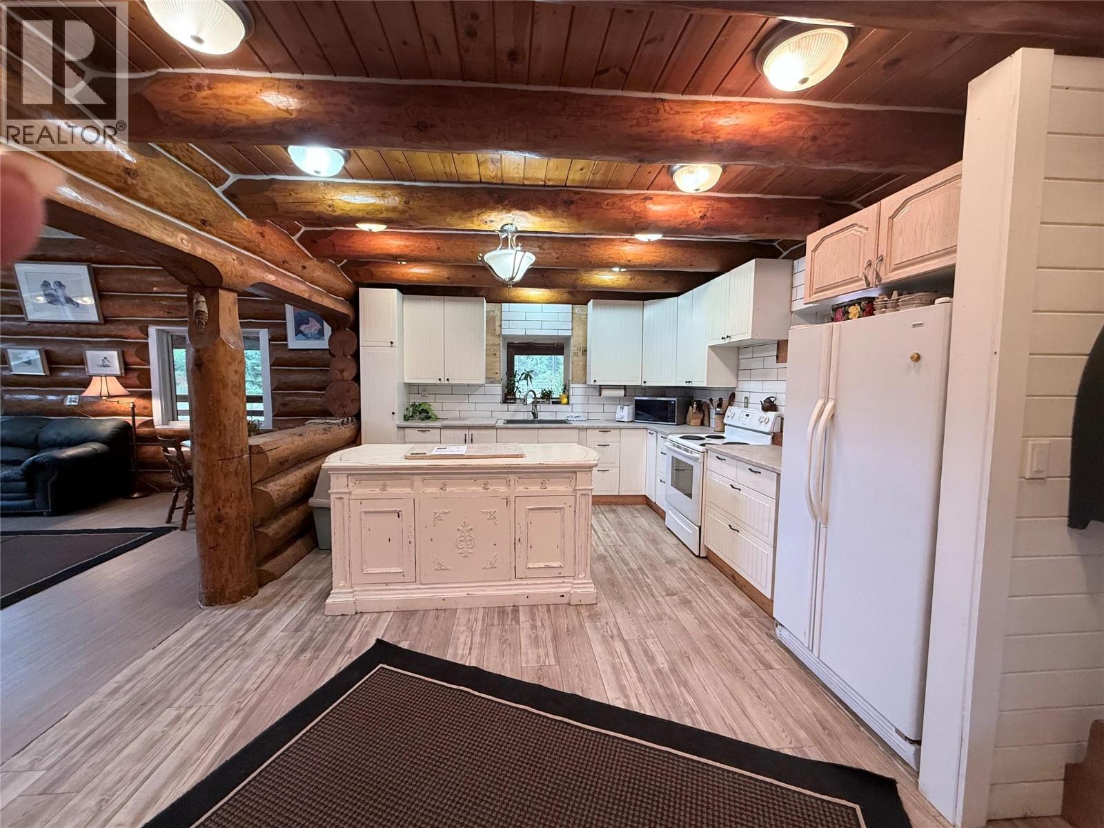 8495 3 Highway, Yahk, British Columbia  V0B 2P0 - Photo 34 - 10362640