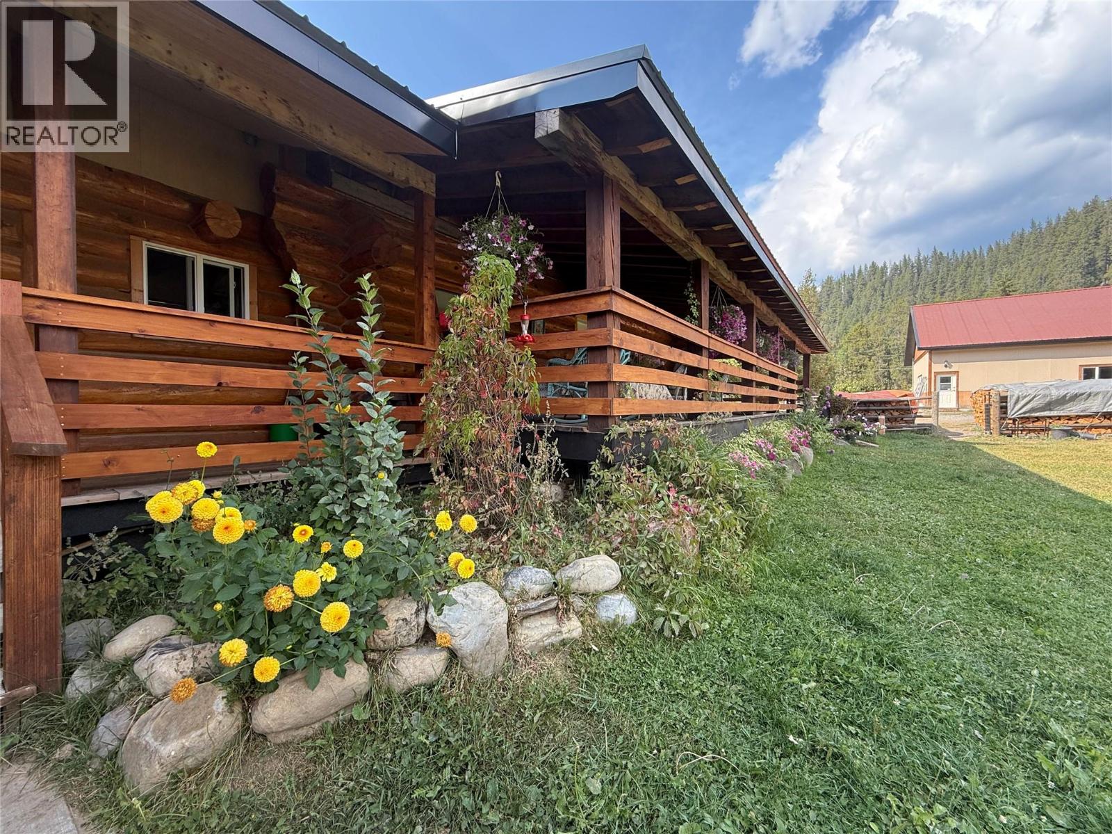 8495 3 Highway, Yahk, British Columbia  V0B 2P0 - Photo 4 - 10362640