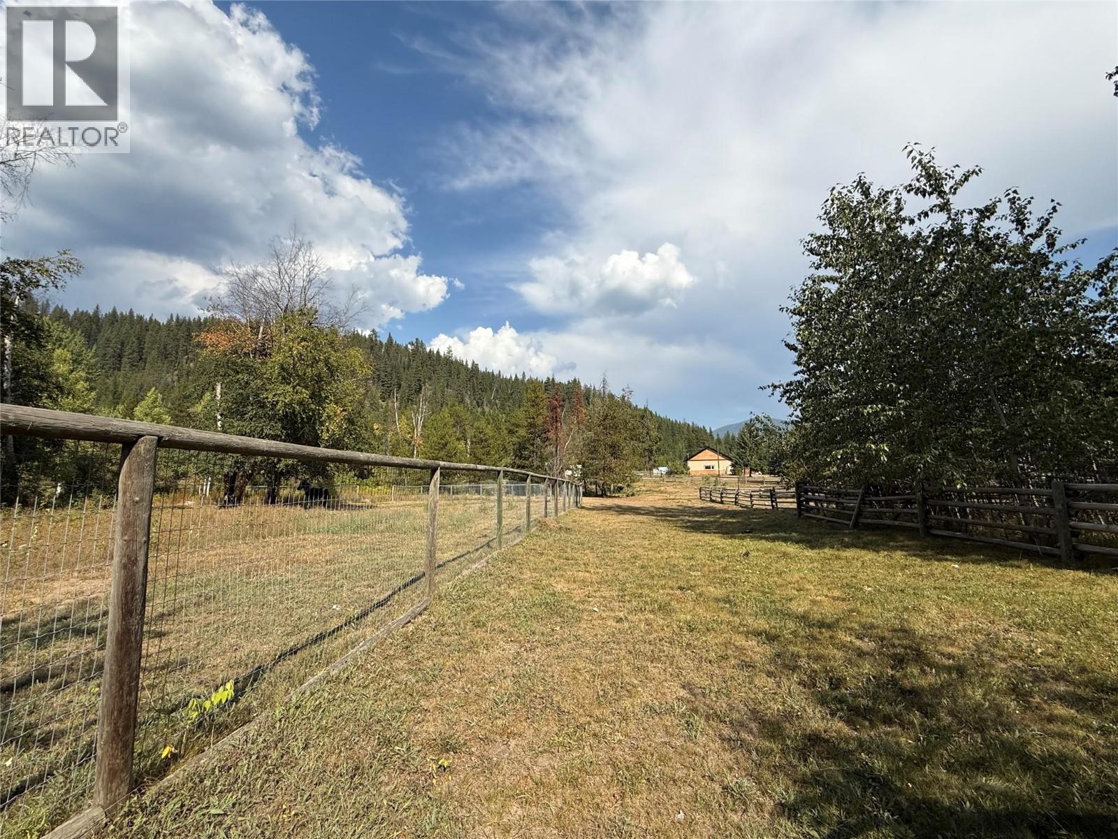 8495 3 Highway, Yahk, British Columbia  V0B 2P0 - Photo 22 - 10362640